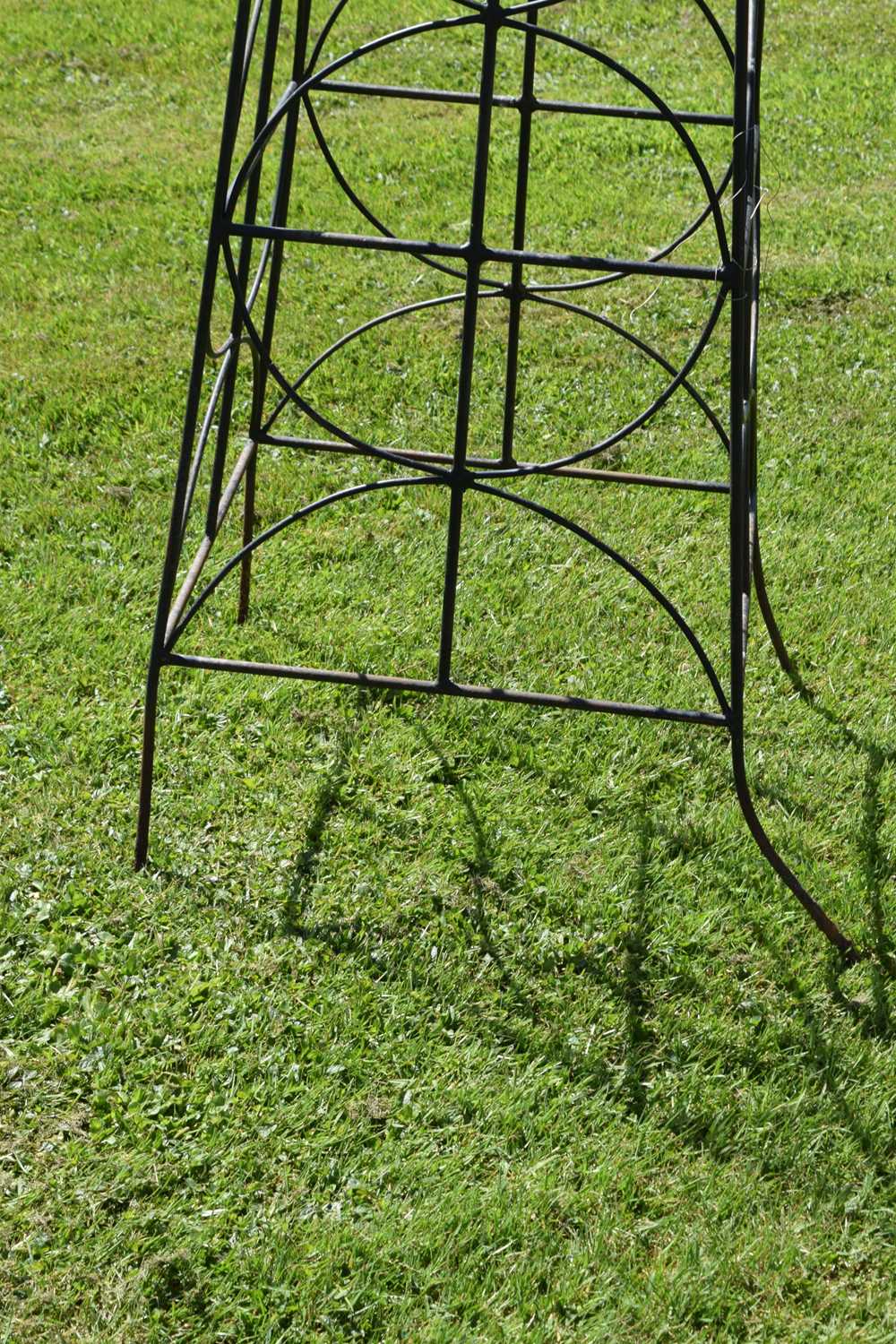 Two wrought iron bean frame obelisks - Image 6 of 7