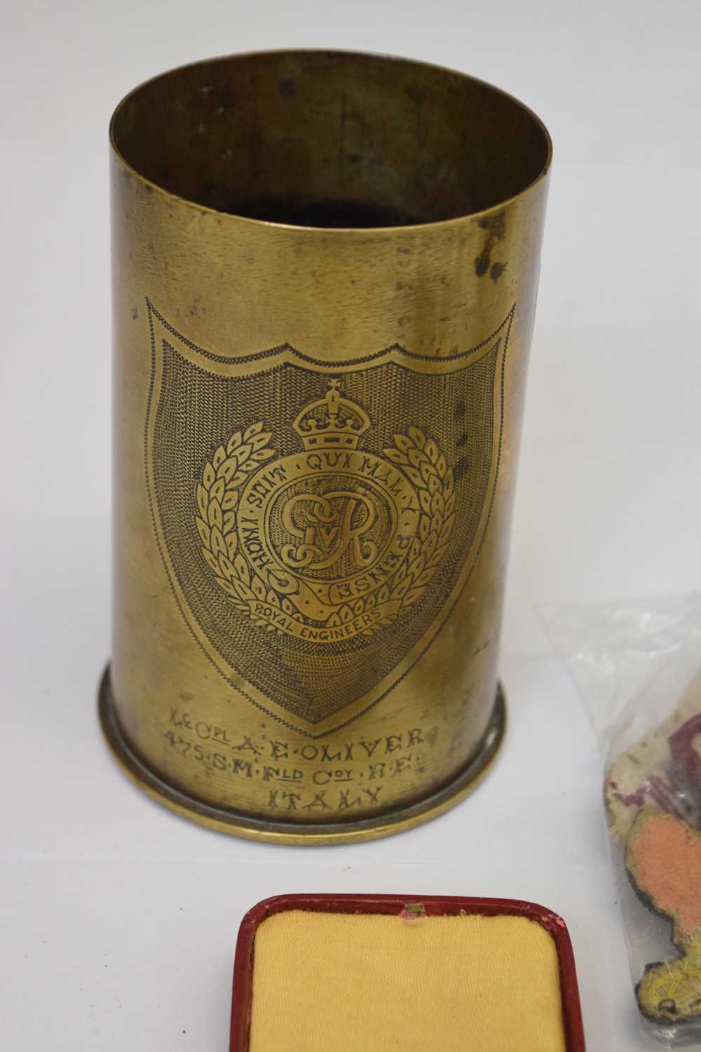 First World War artillery shell trench art vase and mixed collectables - Image 3 of 9