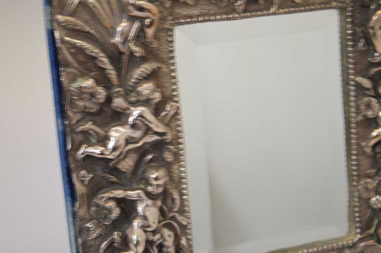 Modern white-metal mounted easel mirror - Image 4 of 7