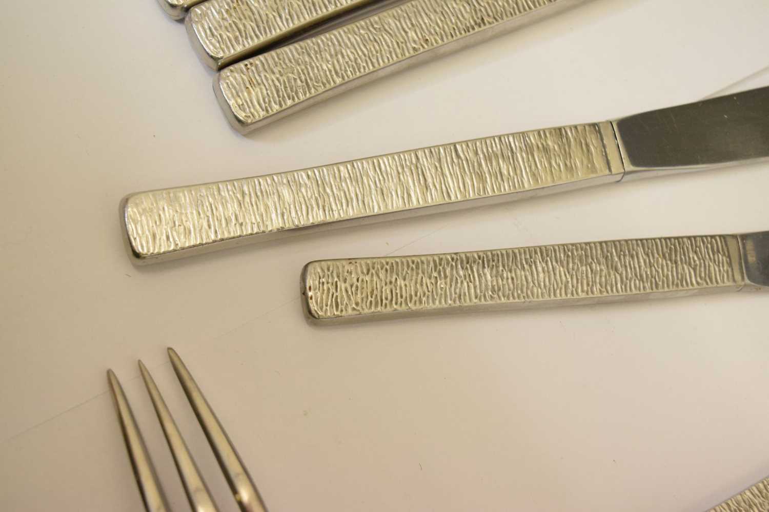 Gerald Benney for Viners of Sheffield - Part suite of 'Bark' pattern retro cutlery - Image 12 of 13