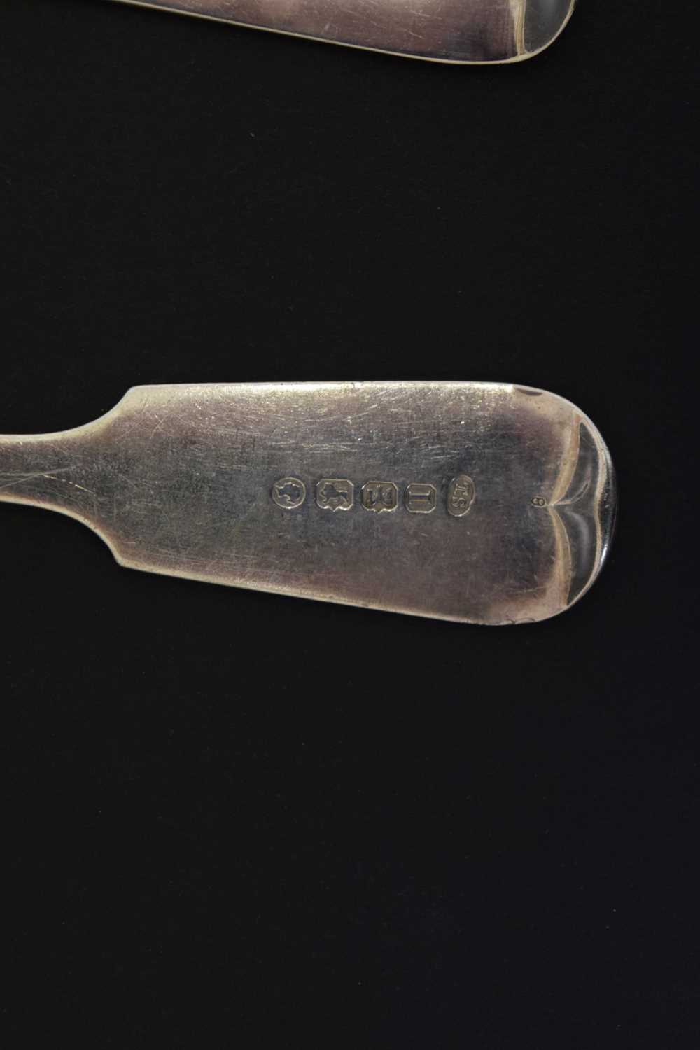 Pair of George IV silver berry spoons and a Victorian Fiddle pattern tablespoon - Image 7 of 9