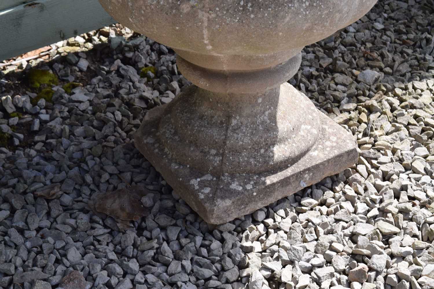 Small composition stone garden pedestal urn - Image 4 of 5