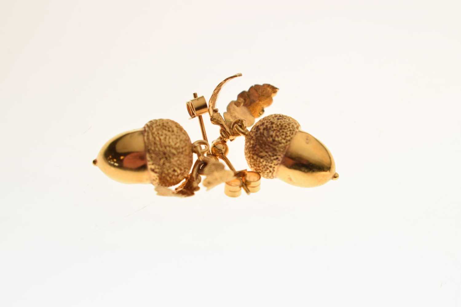 Pair of acorn design earrings, and an articulated fish pendant - Image 5 of 7