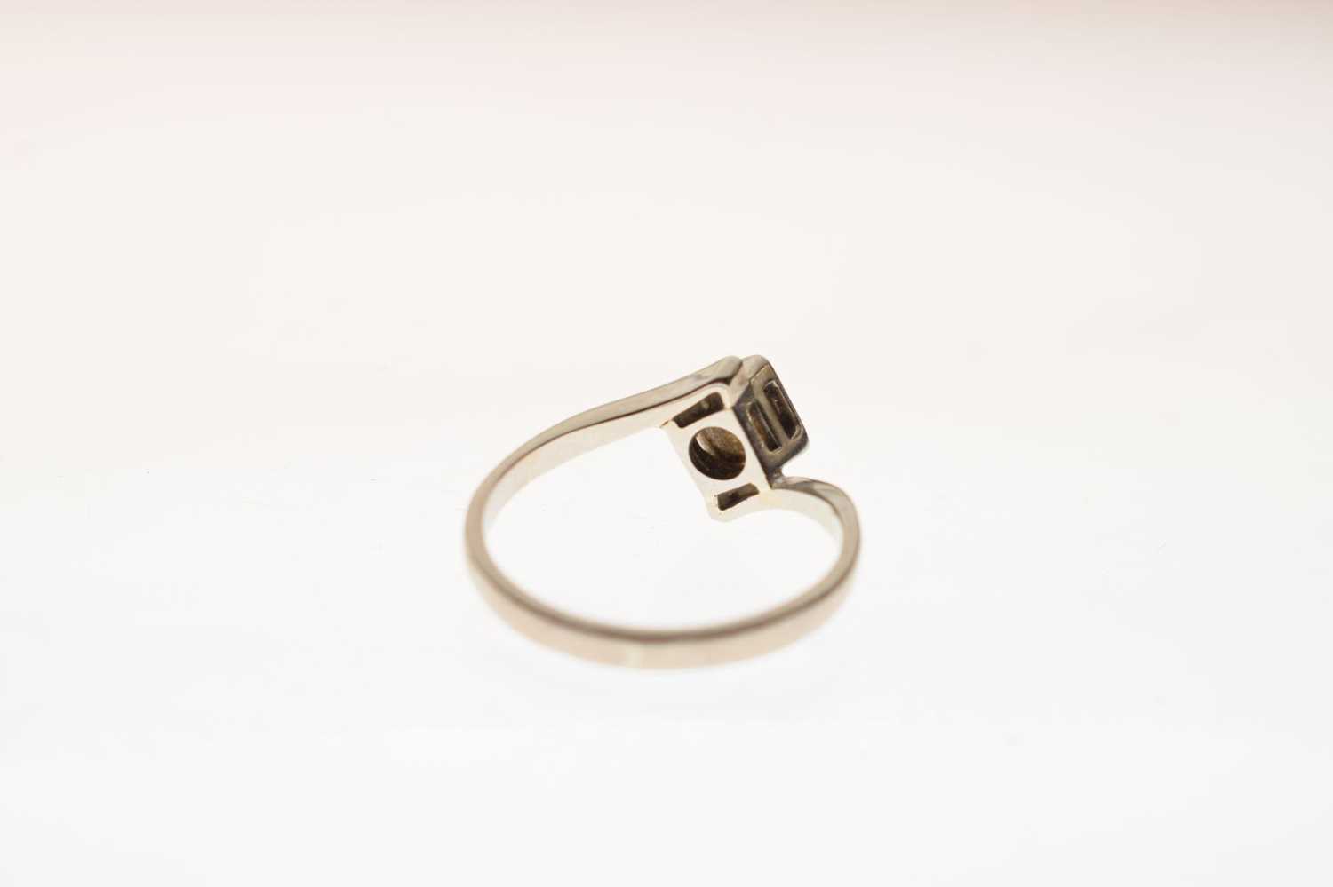 Diamond solitaire crossover ring, 0.33ct approx. - Image 4 of 5