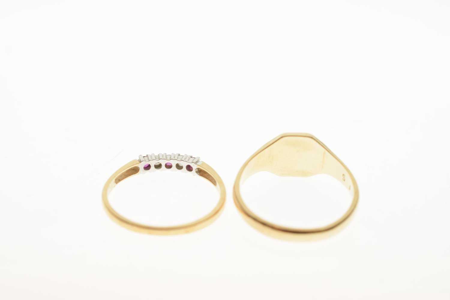 9ct gold ruby and diamond five-stone half eternity ring, and a 9ct gold signet ring - Bild 3 aus 6