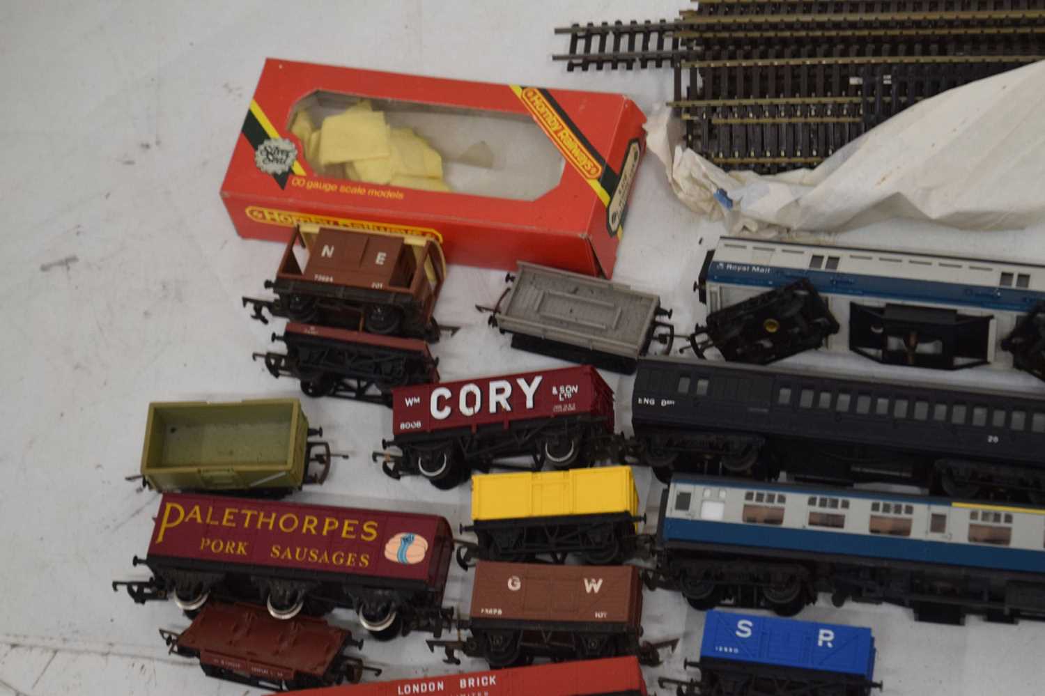 Mixed quantity of 00 gauge railway trainset locomotives, wagons and carriages - Image 10 of 12