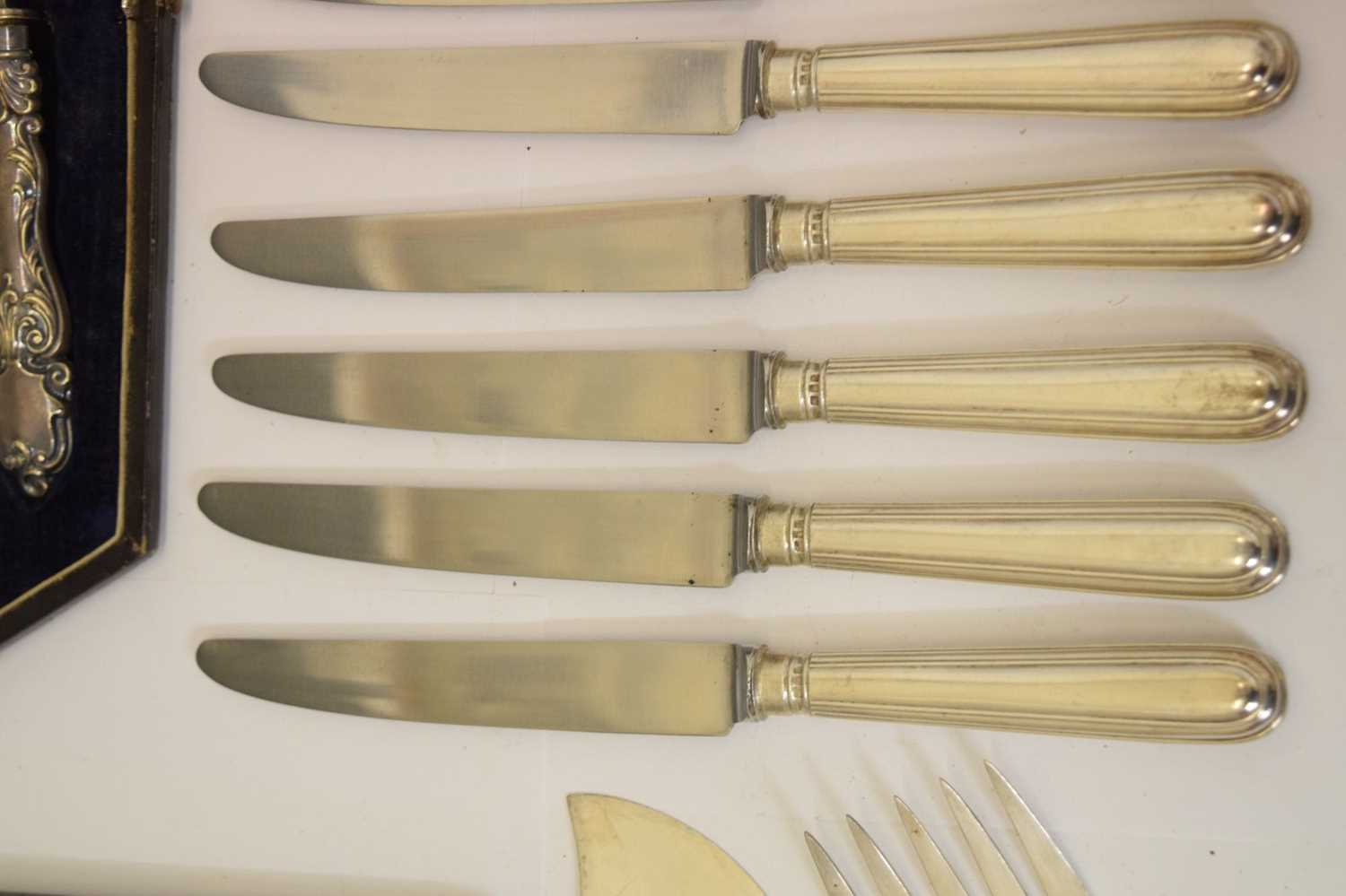 Cased set of six George V silver handled butter knives, cased pair of silver plated fish servers, et - Bild 5 aus 13