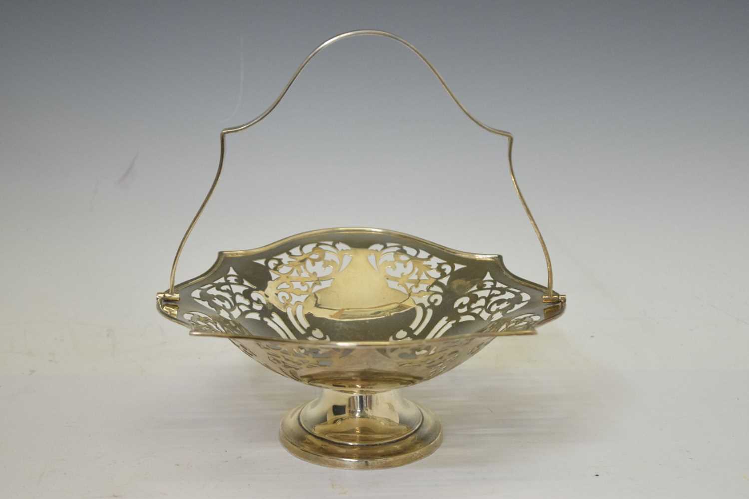 George V silver basket with swing handle - Image 5 of 7