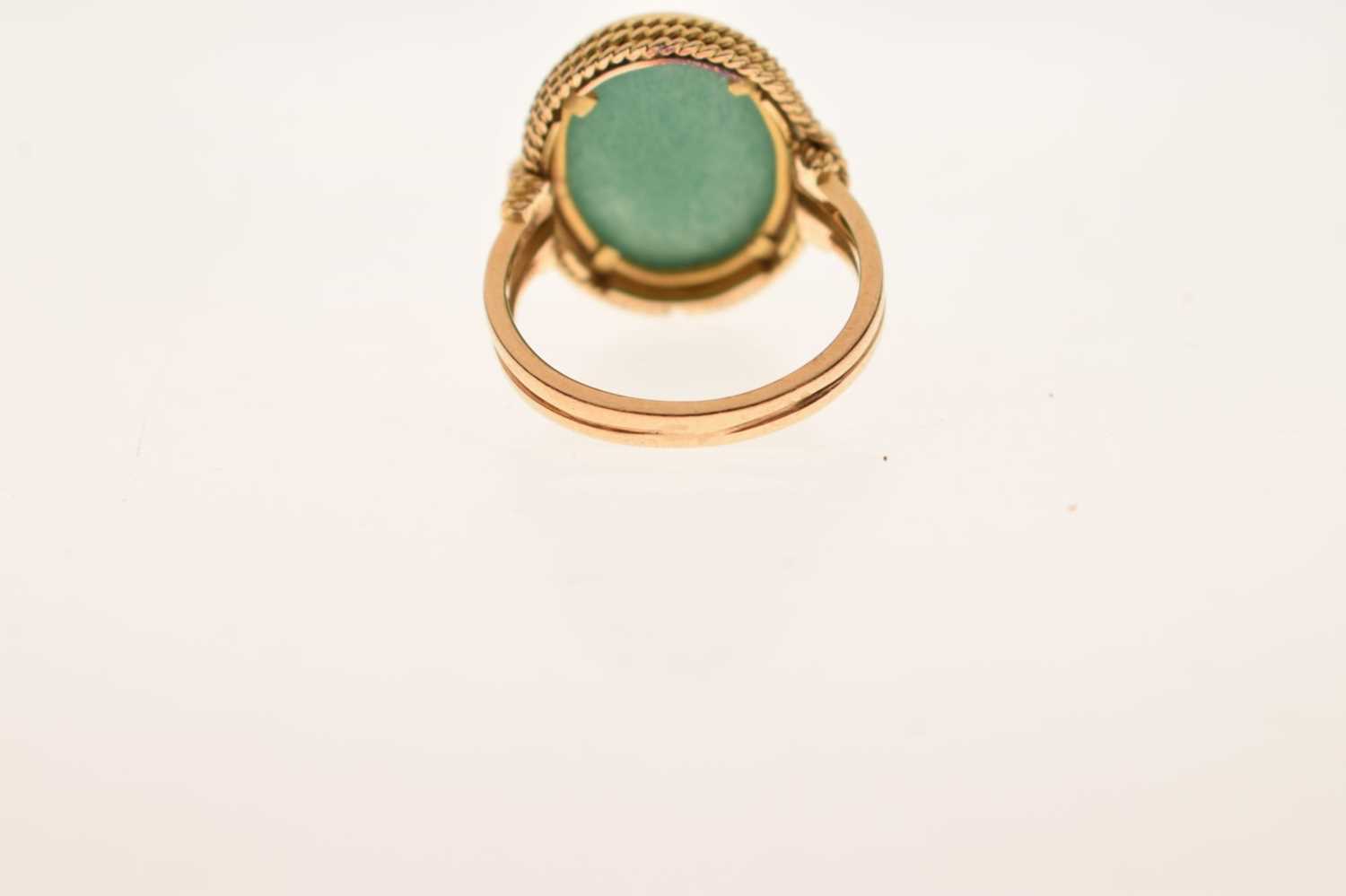 Unmarked yellow metal ring set green cabochon - Image 5 of 6