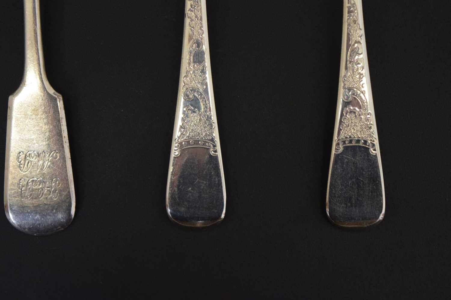 Pair of George IV silver berry spoons and a Victorian Fiddle pattern tablespoon - Image 4 of 9