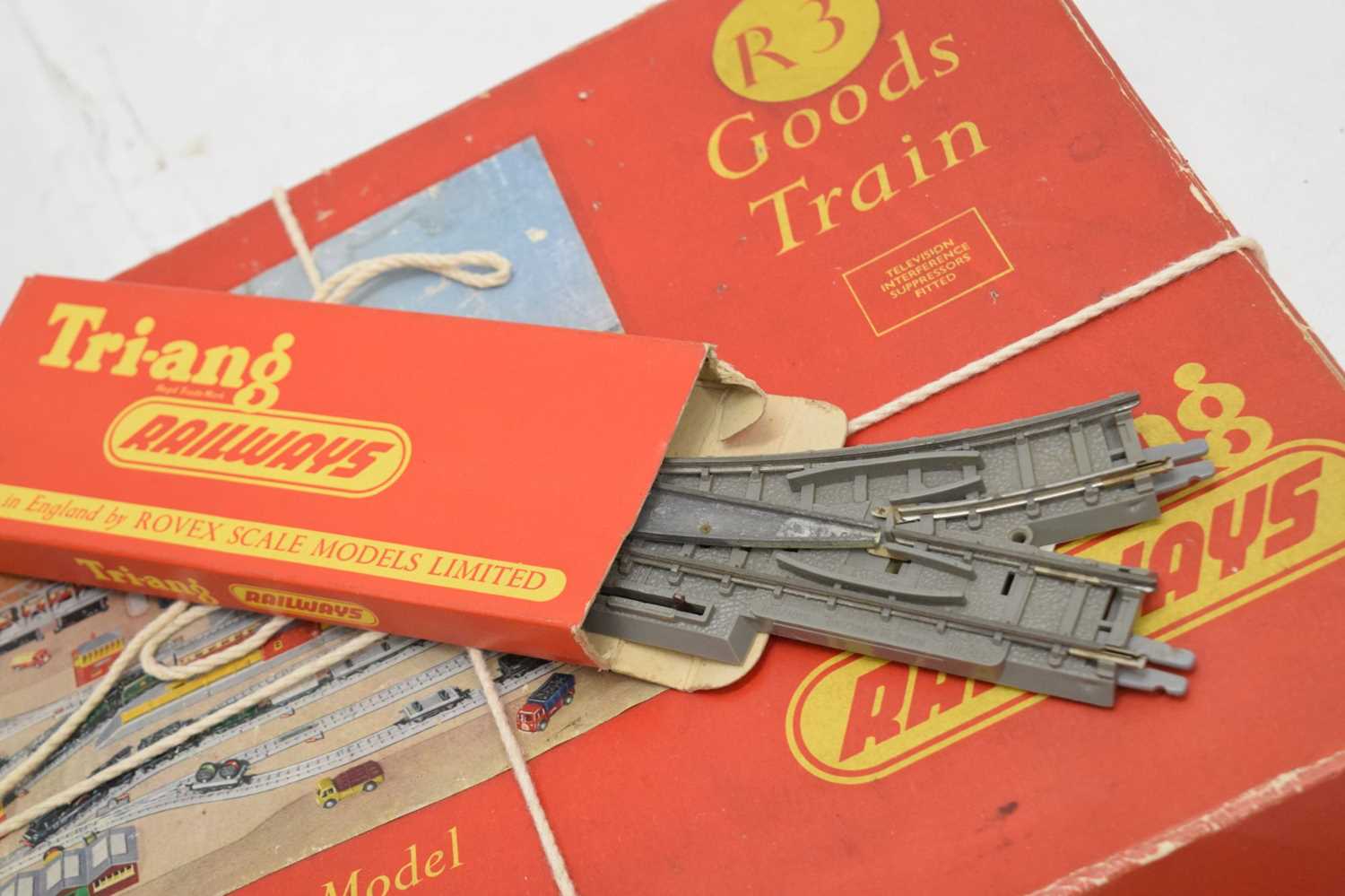 Triang R3 00 gauge 'Goods Train' set, wagons and trackside accessories - Image 7 of 8