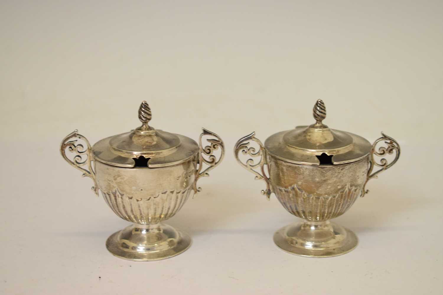 Collection of silver items to include silver napkin rings, pair of silver of pedestal mustard pots - Bild 4 aus 13