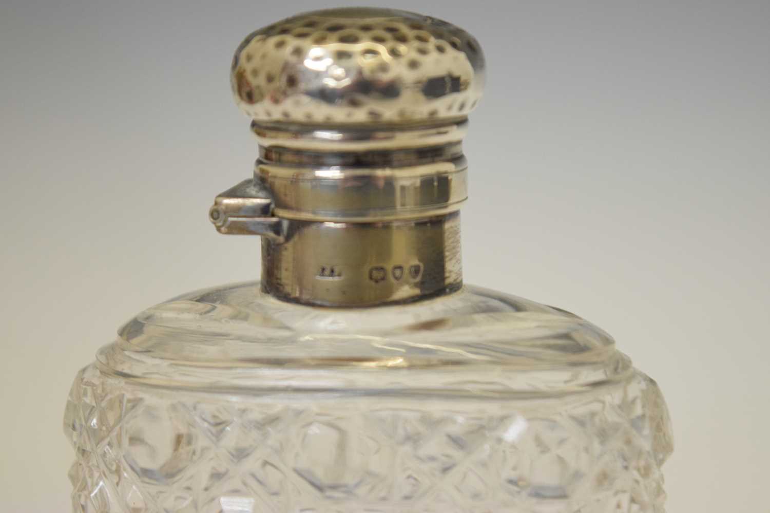 Late Victorian silver and cut glass hip flask - Image 2 of 7
