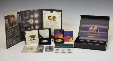 Group of commemorative coins to include Royal Mint 1oz silver £2 coin Natural History Museum, etc