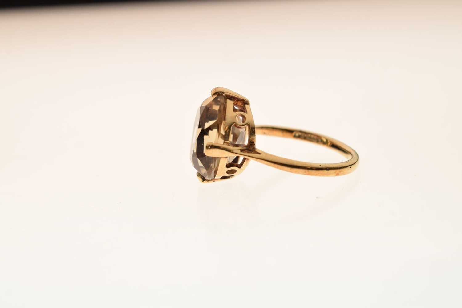 9ct gold smoky quartz dress ring - Image 2 of 6