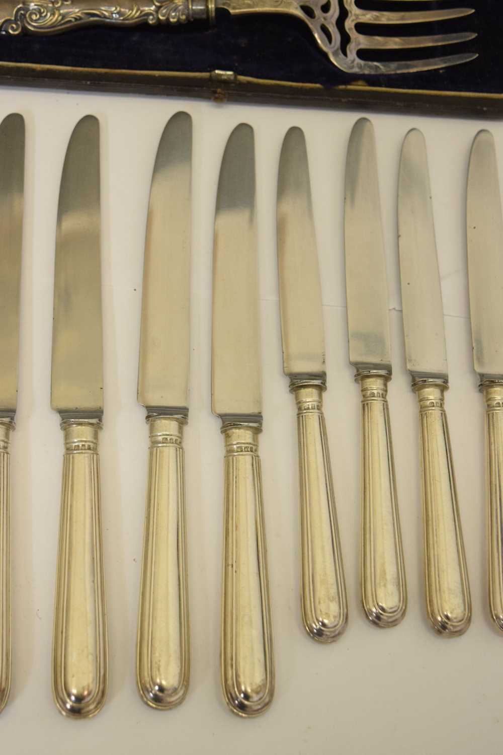 Cased set of six George V silver handled butter knives, cased pair of silver plated fish servers, et - Bild 6 aus 13