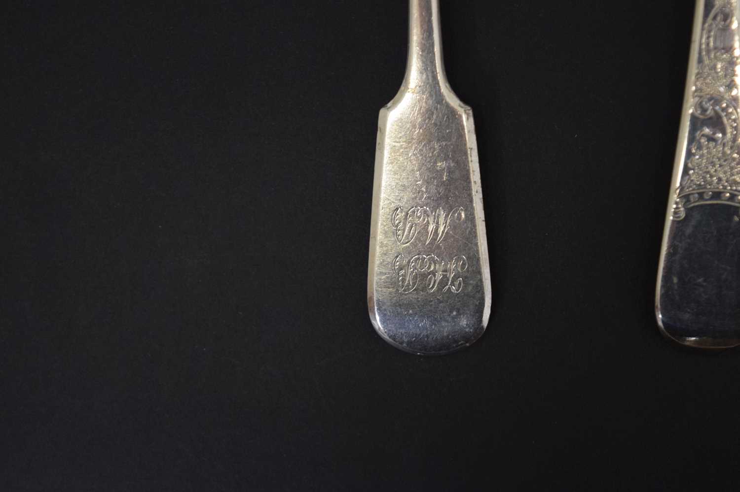 Pair of George IV silver berry spoons and a Victorian Fiddle pattern tablespoon - Image 5 of 9