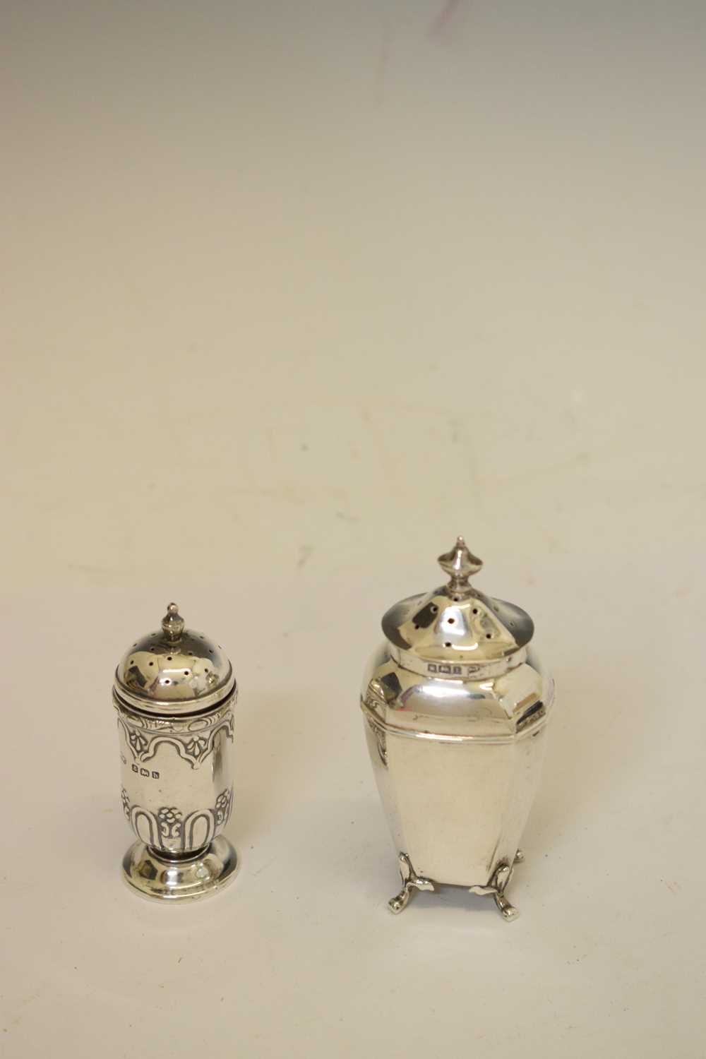 Collection of silver items to include silver napkin rings, pair of silver of pedestal mustard pots - Bild 13 aus 13