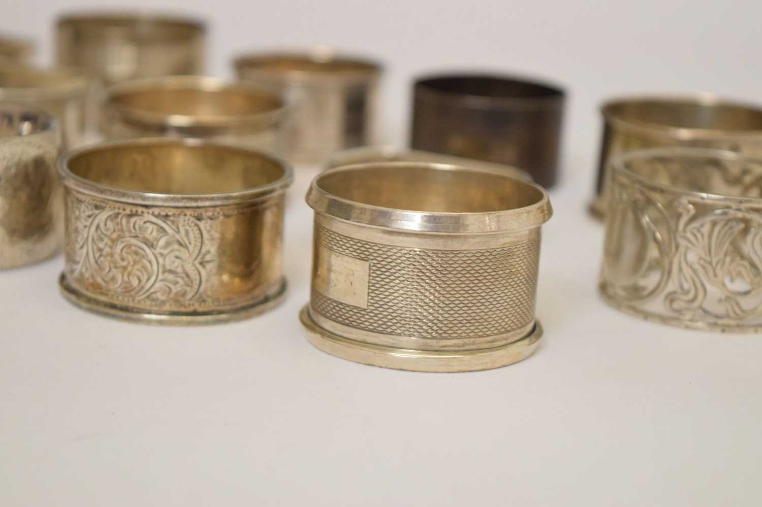 Collection of fourteen late 19th and 20th century silver napkin rings - Bild 3 aus 7