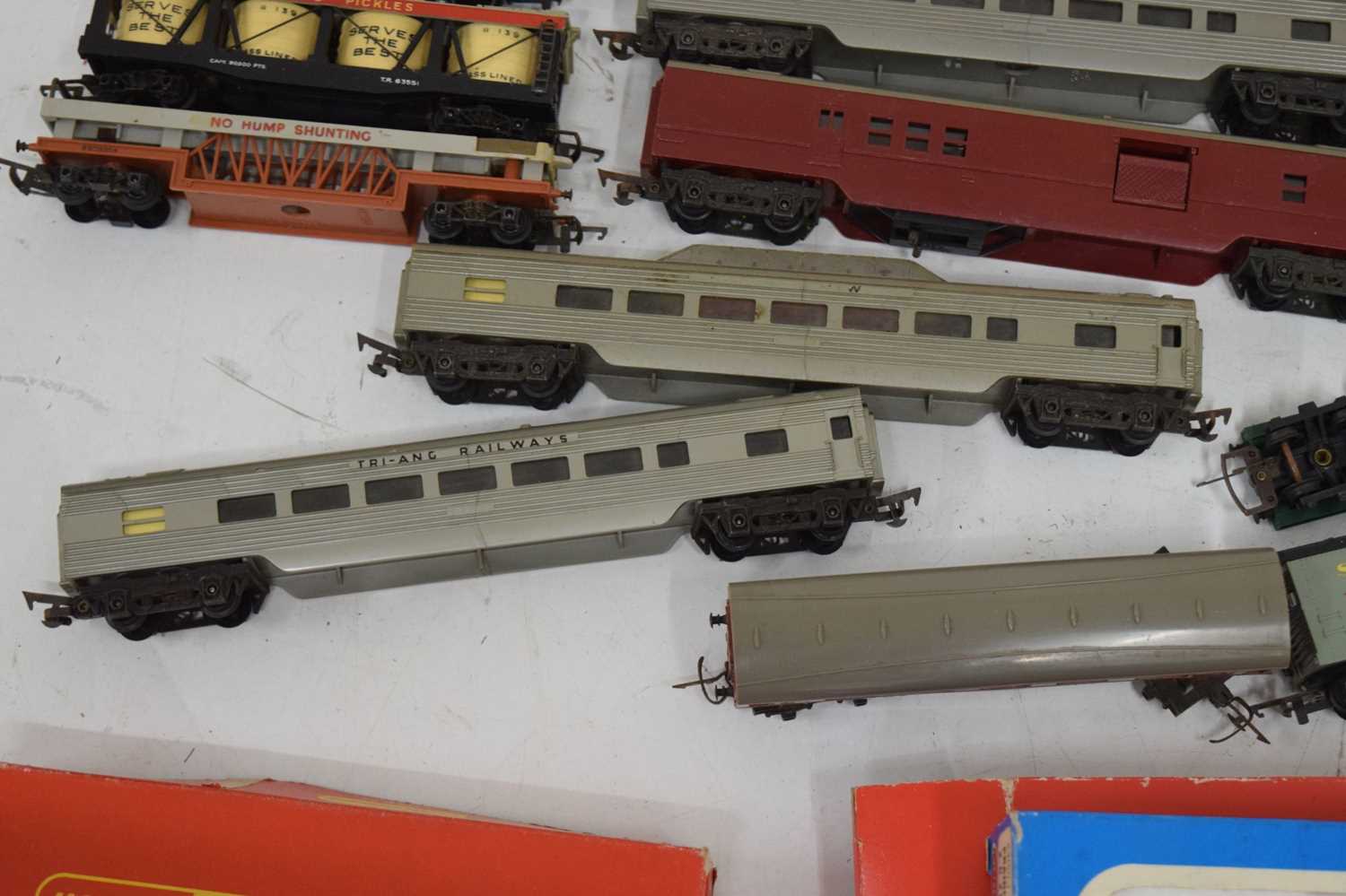 Mixed quantity of 00 gauge railway trainset locomotives, wagons and carriages - Image 5 of 12