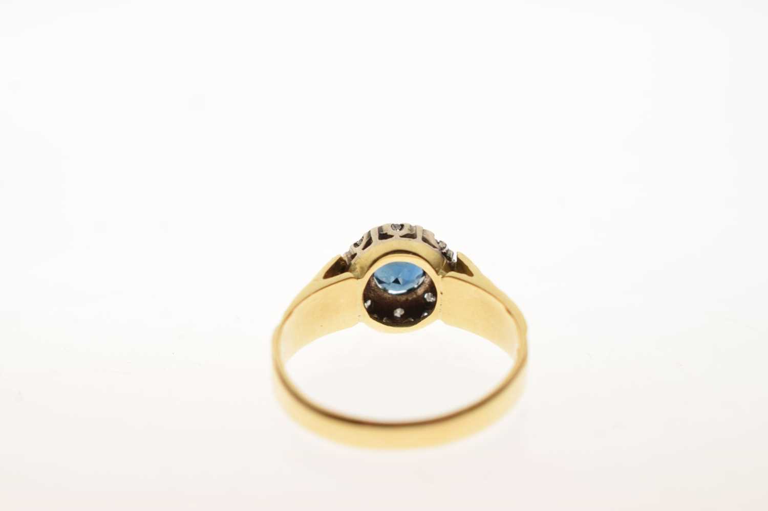 18ct gold sapphire and diamond cluster ring - Image 3 of 6