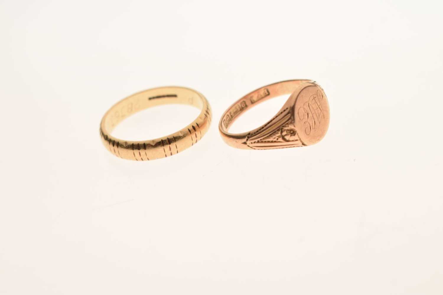 Early 20th century 9ct gold signet ring, and 9ct gold wedding band - Image 5 of 6