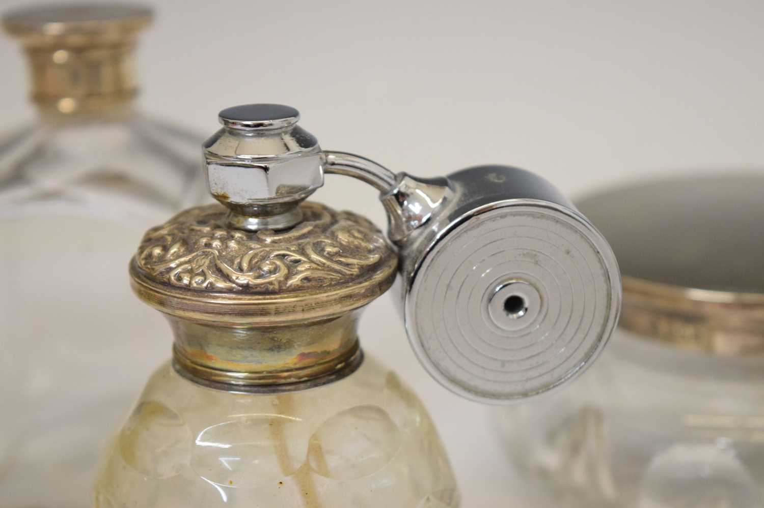 Collection of silver mounted and capped dressing table jars and pots - Image 9 of 10