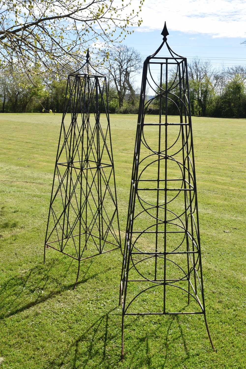 Two wrought iron bean frame obelisks - Image 7 of 7