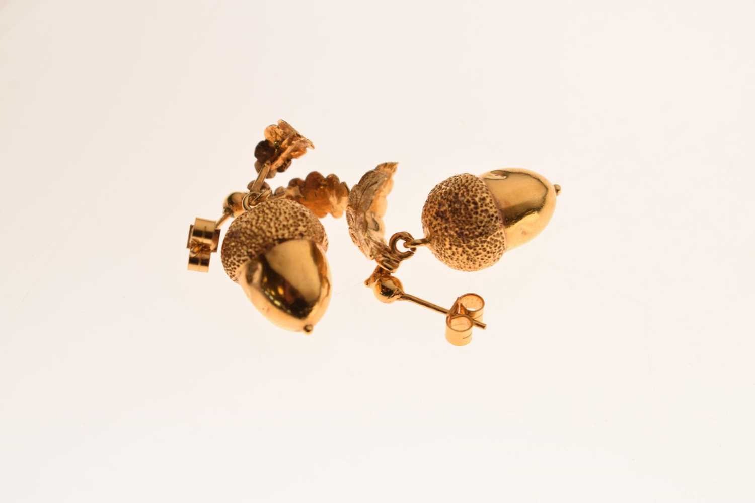 Pair of acorn design earrings, and an articulated fish pendant - Image 6 of 7