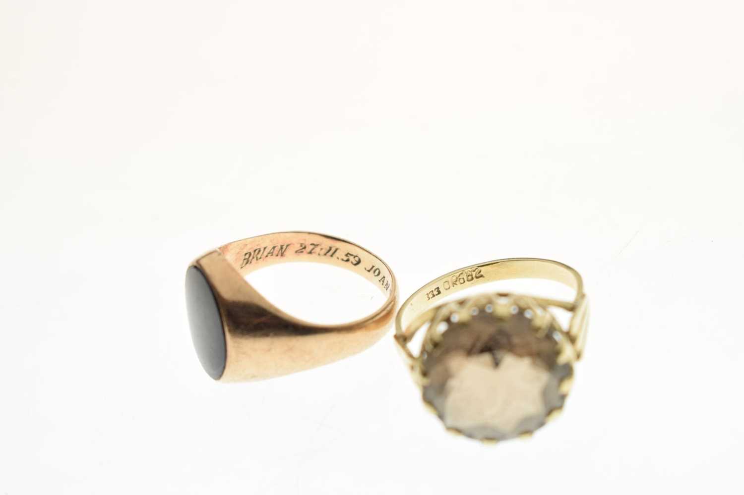 Smokey quartz ring, and a 9ct gold onyx signet ring (2) - Bild 5 aus 6