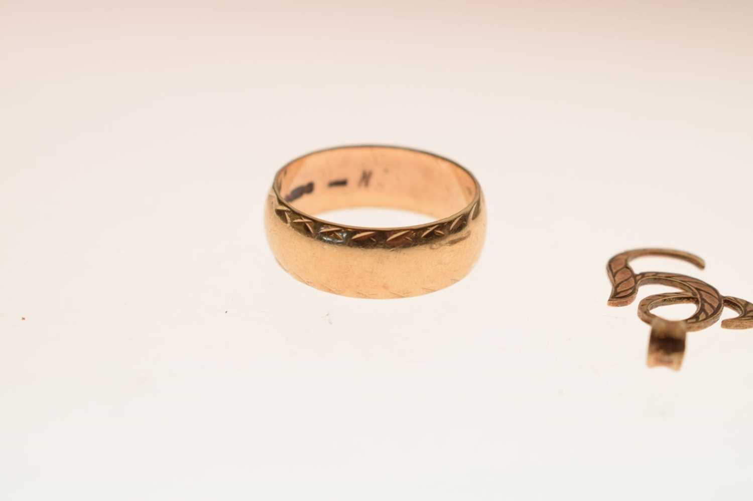 9ct gold wedding band - Image 2 of 6