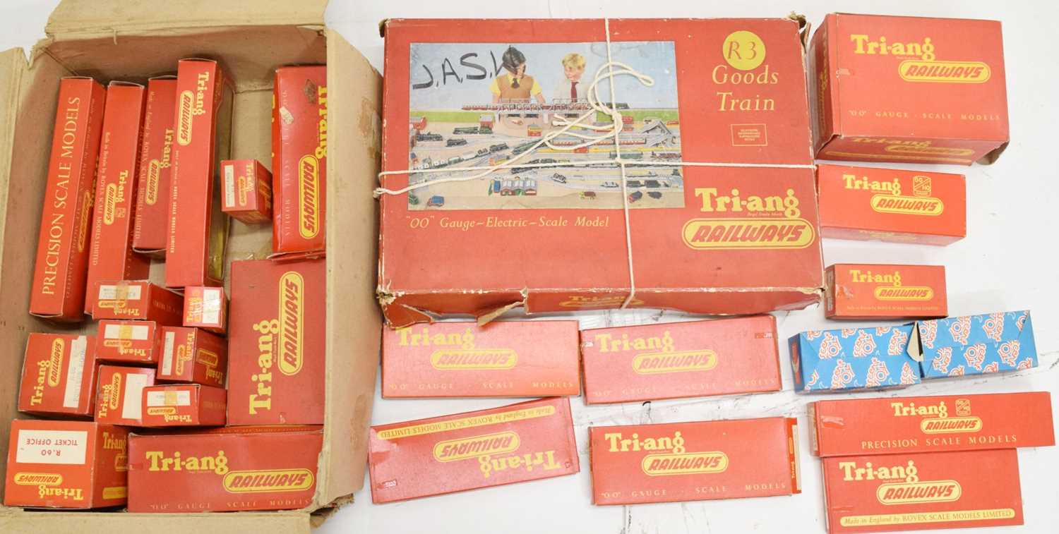 Triang R3 00 gauge 'Goods Train' set, wagons and trackside accessories