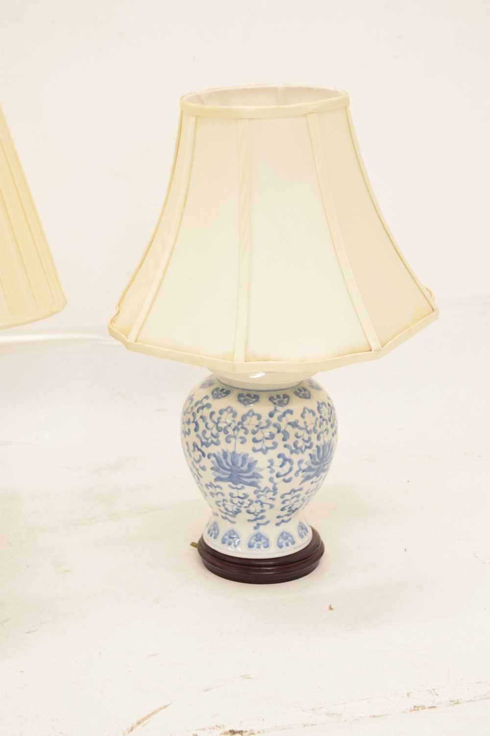 Three modern Chinese blue and white table lamps - Image 3 of 11