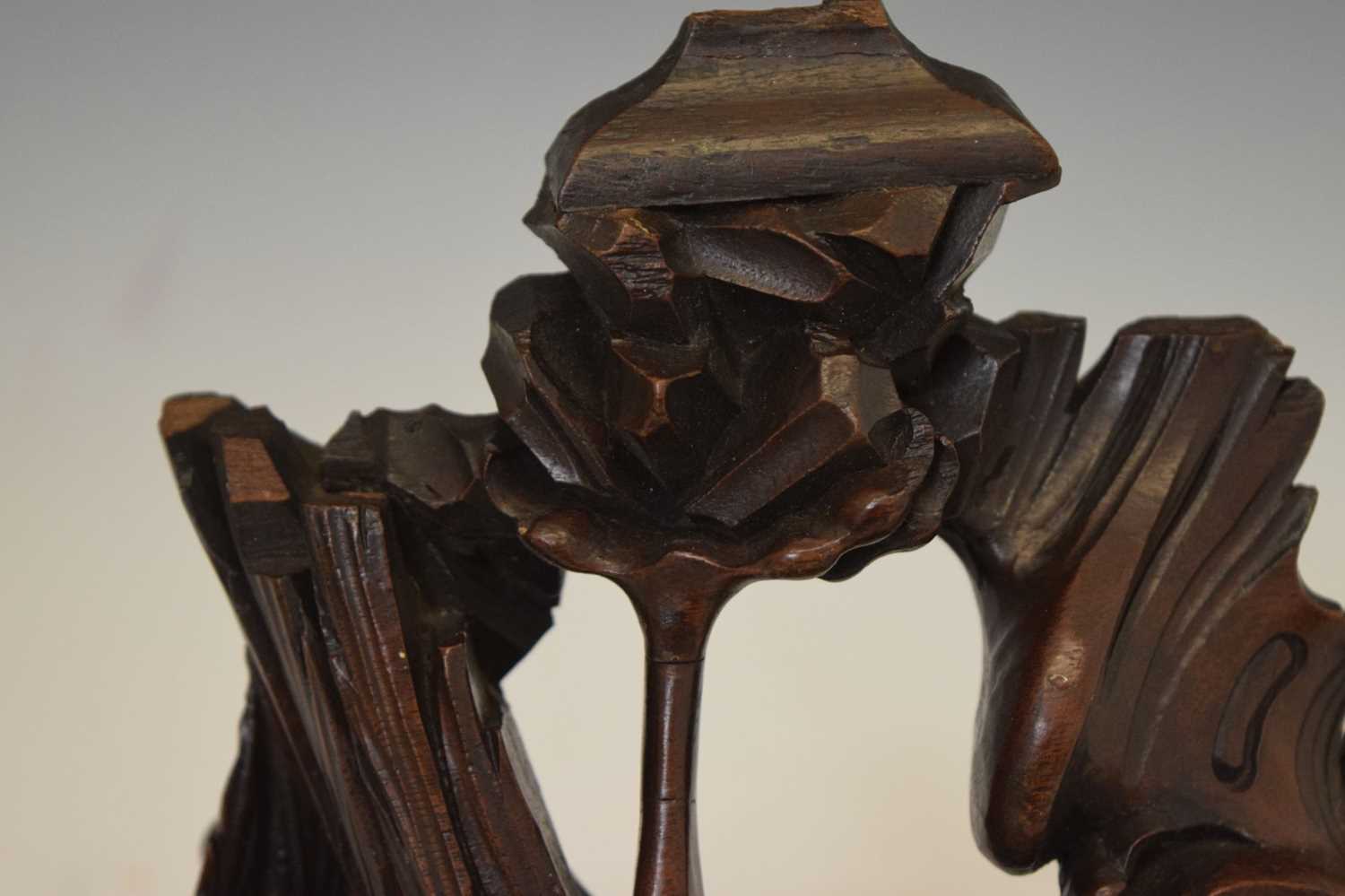 Carved wood wall bracket depicting a perched stylised bird - Image 3 of 7