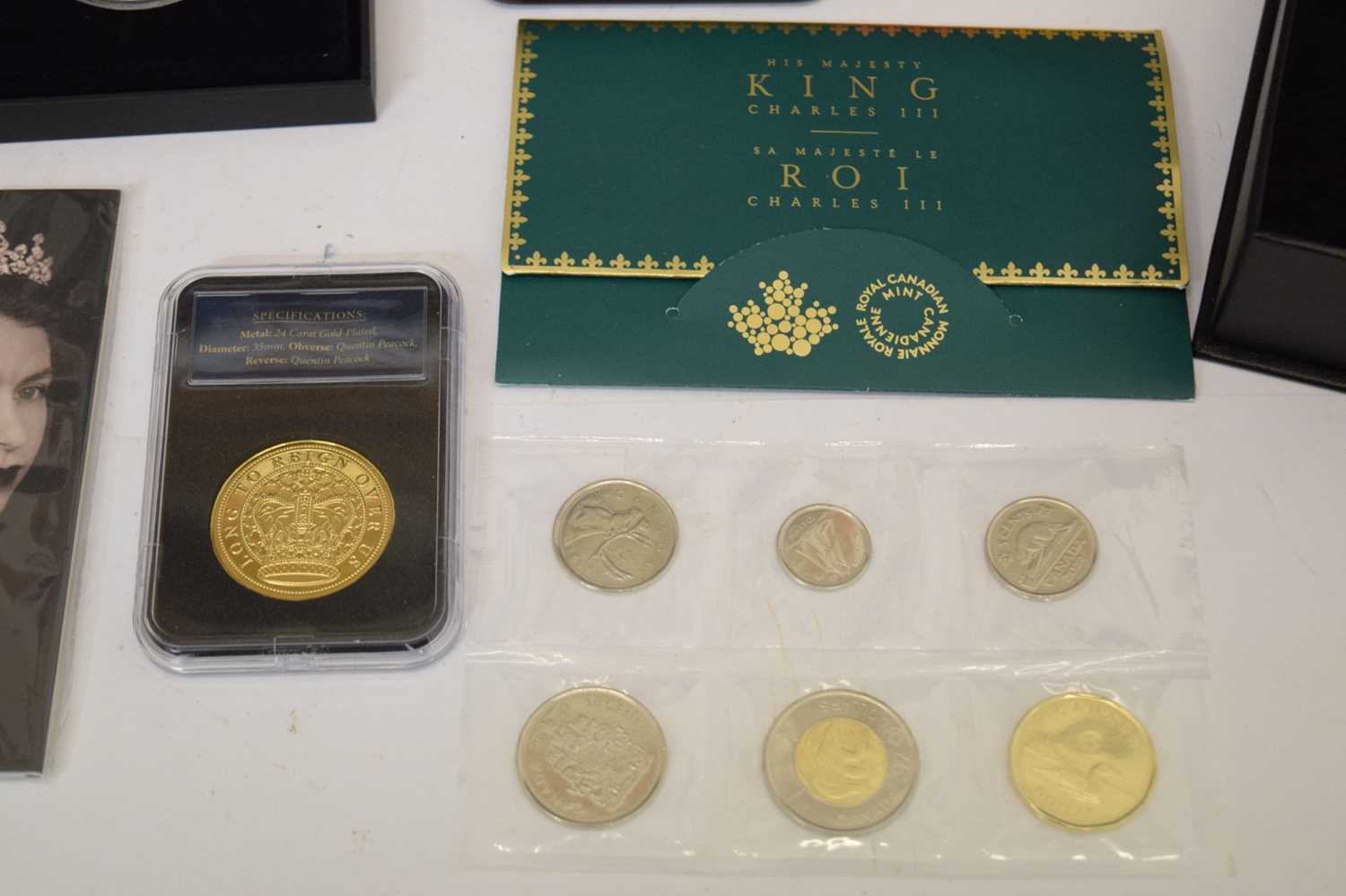 Group of commemorative coins to include Royal Mint 1oz silver £2 coin Natural History Museum, etc - Image 3 of 9