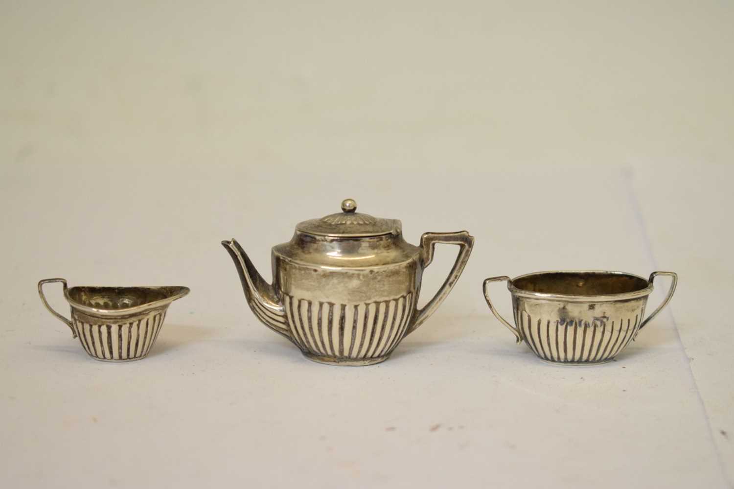 Collection of silver to include an Edward VII silver miniature three-piece tea set and tray, etc - Bild 14 aus 17