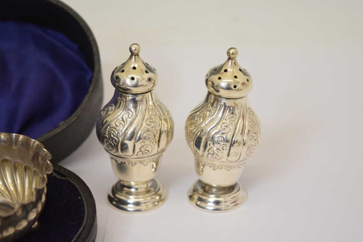 Cased pair of late Victorian salts - Bild 6 aus 11