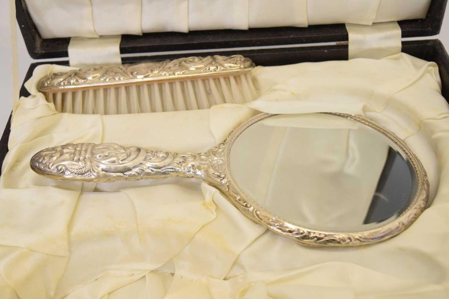 Cased Elizabeth II silver-backed dressing table set, and a silver handled shoe horn and button hook - Image 6 of 9