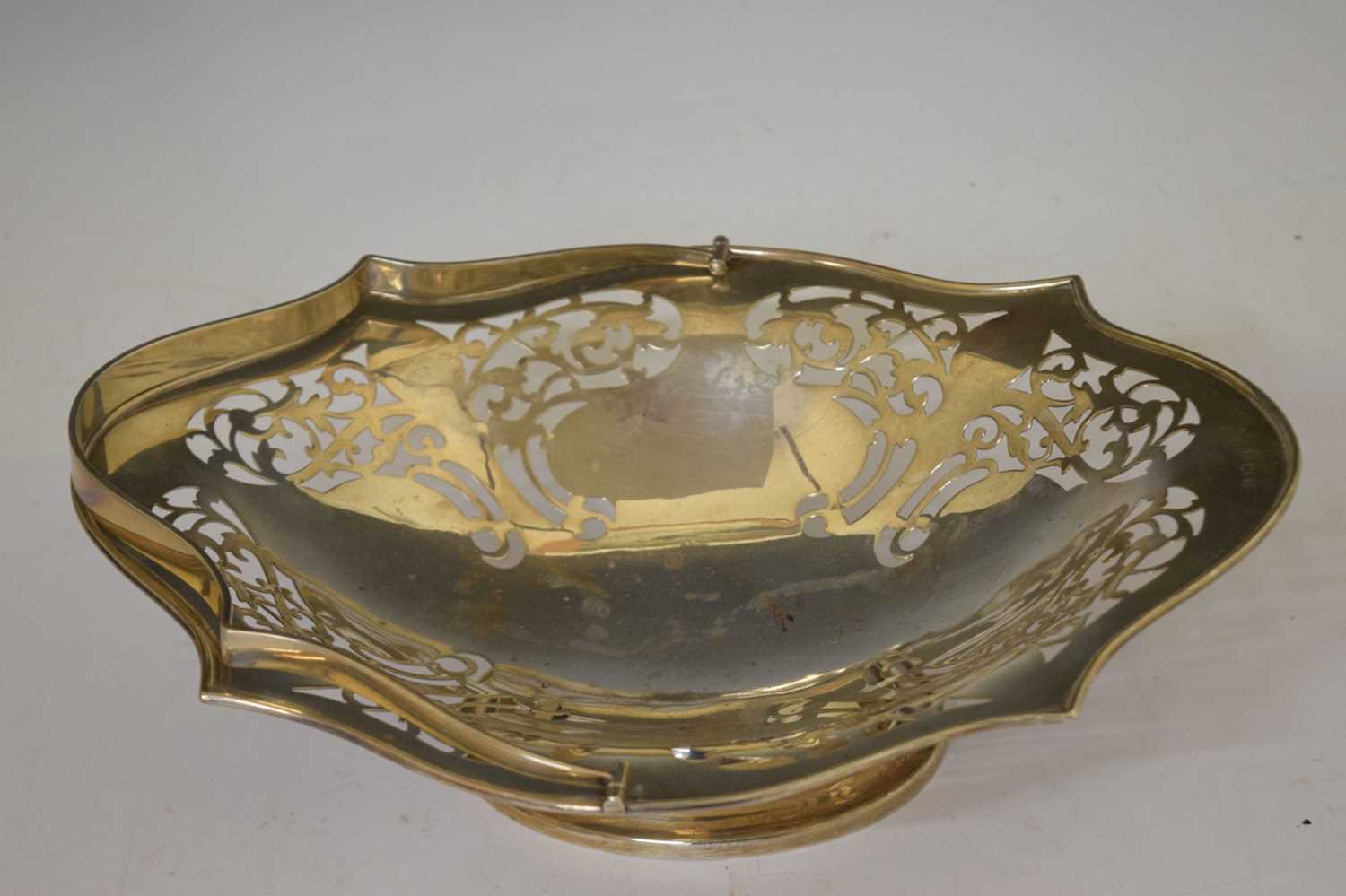 George V silver basket with swing handle - Image 6 of 7