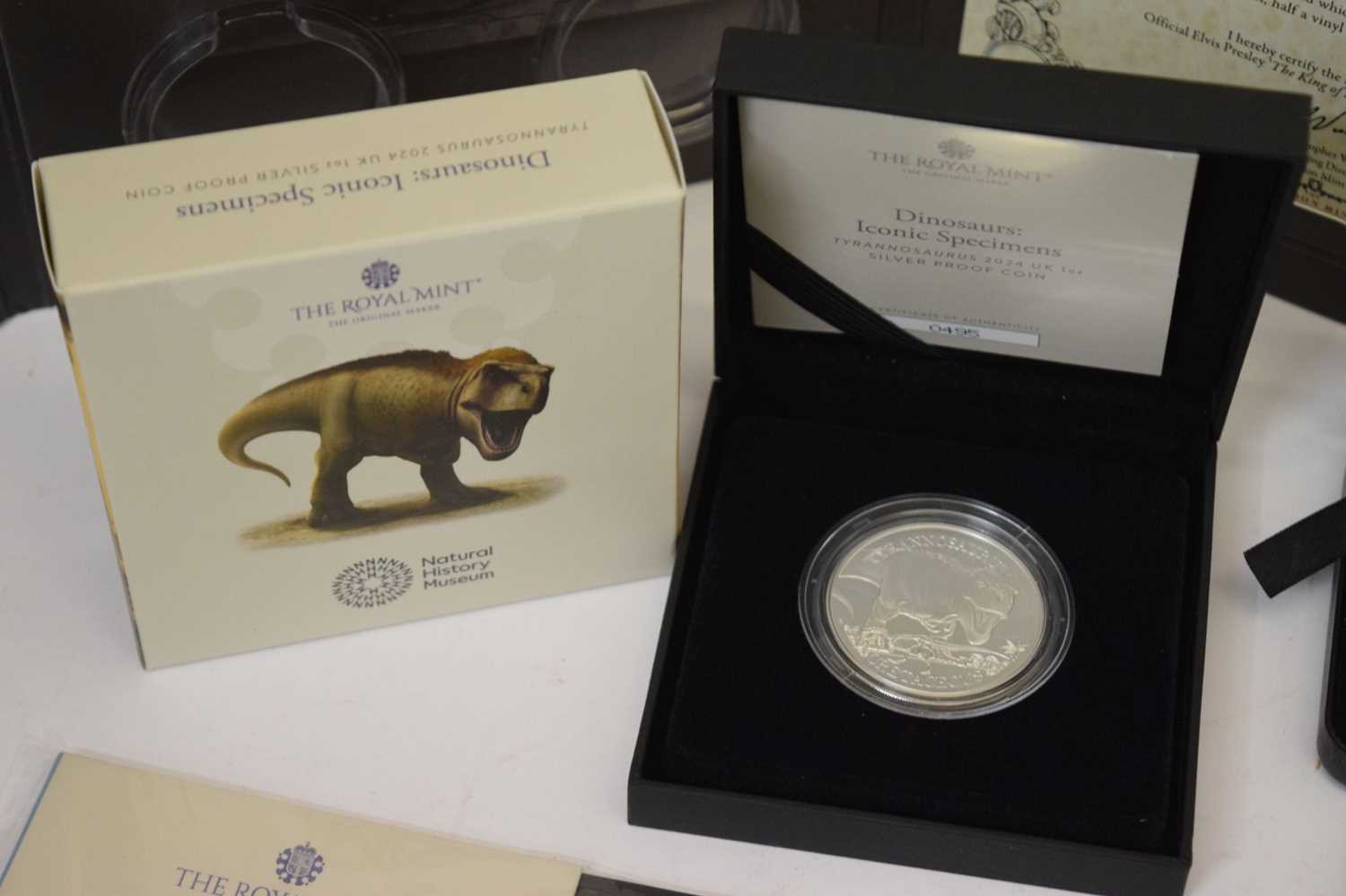 Group of commemorative coins to include Royal Mint 1oz silver £2 coin Natural History Museum, etc - Image 6 of 9