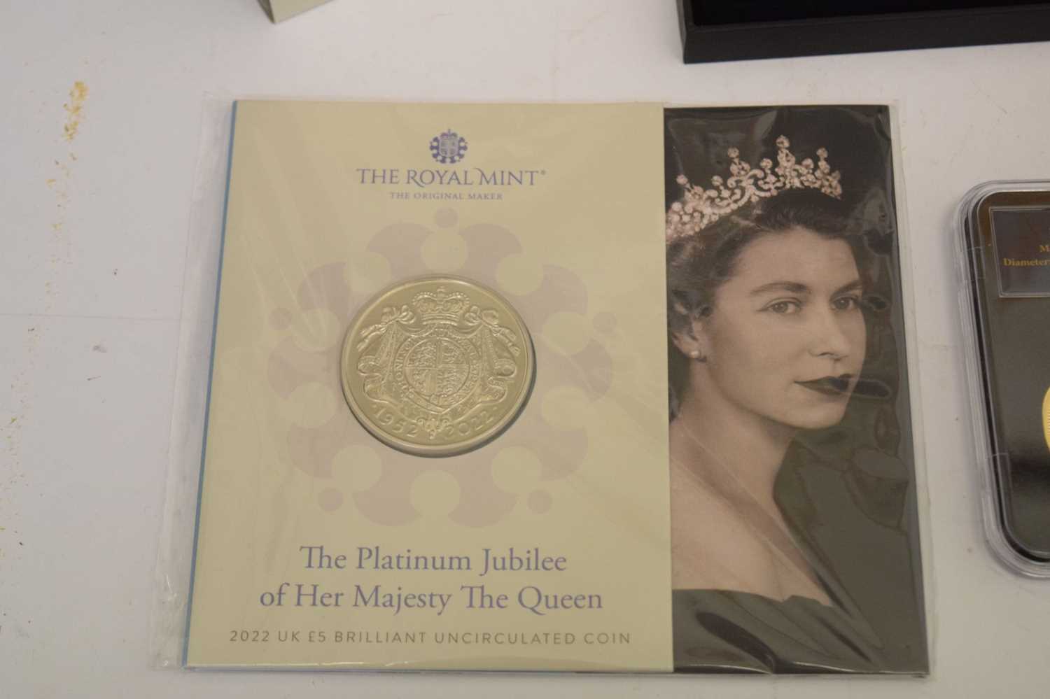 Group of commemorative coins to include Royal Mint 1oz silver £2 coin Natural History Museum, etc - Image 2 of 9