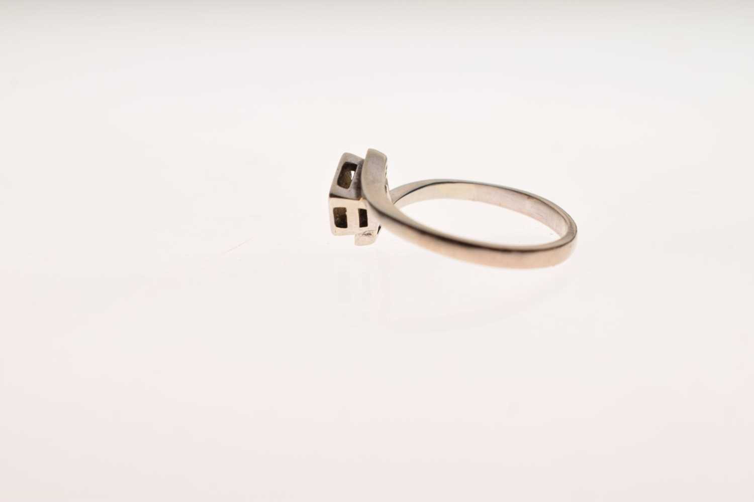 Diamond solitaire crossover ring, 0.33ct approx. - Image 3 of 5