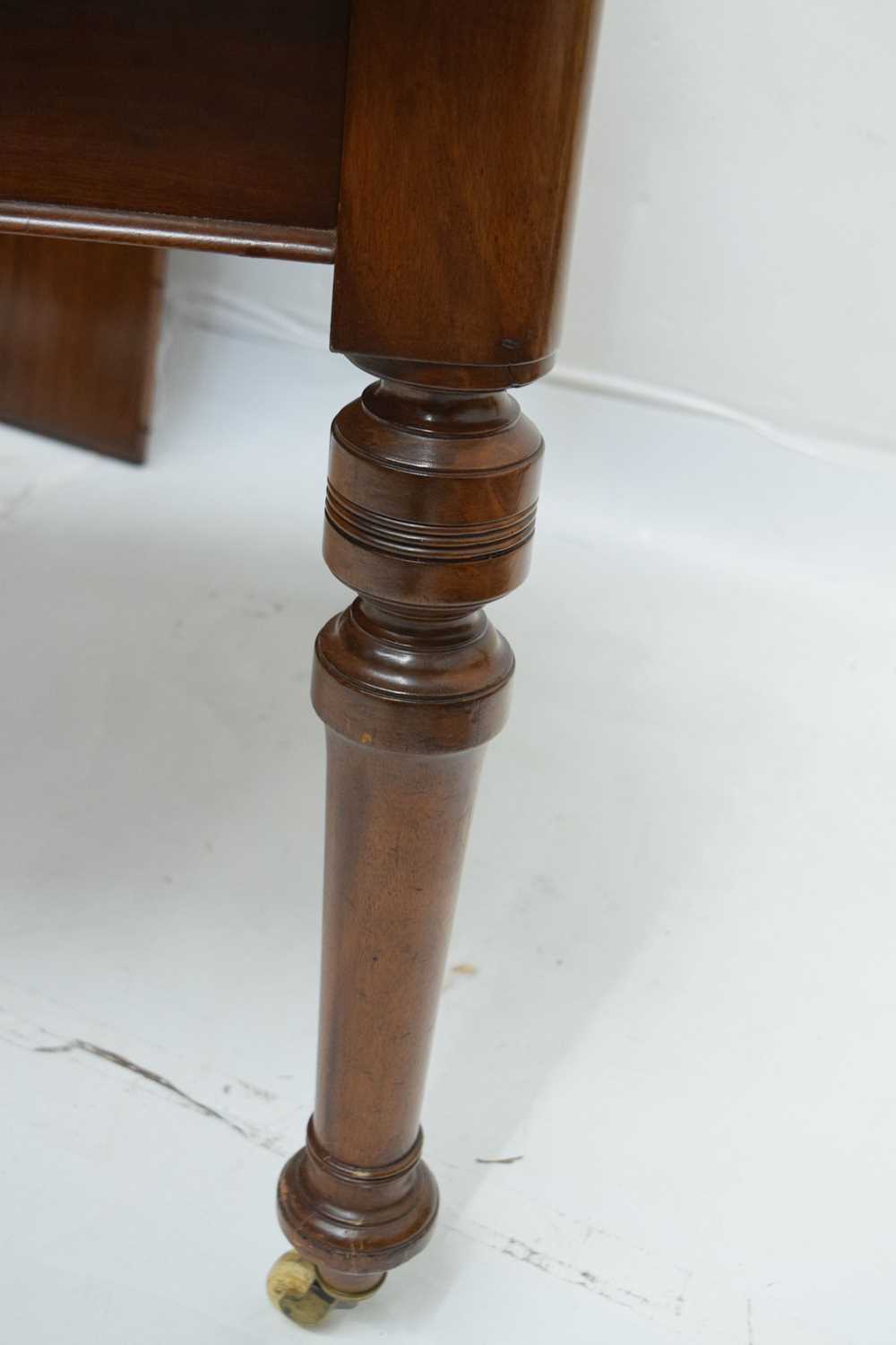 Victorian mahogany wind-out extending dining table with two leaves - Image 6 of 10