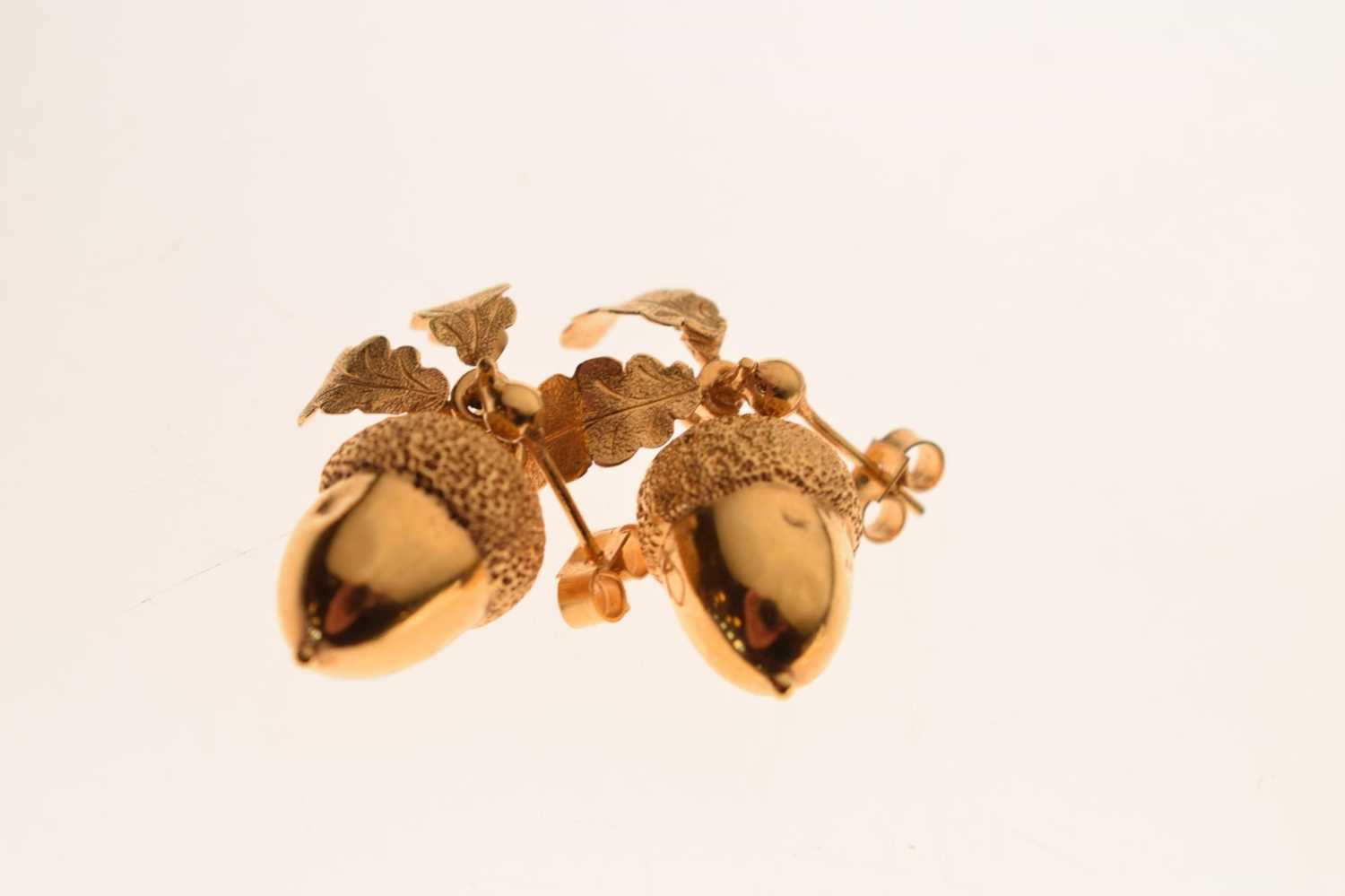 Pair of acorn design earrings, and an articulated fish pendant - Image 4 of 7