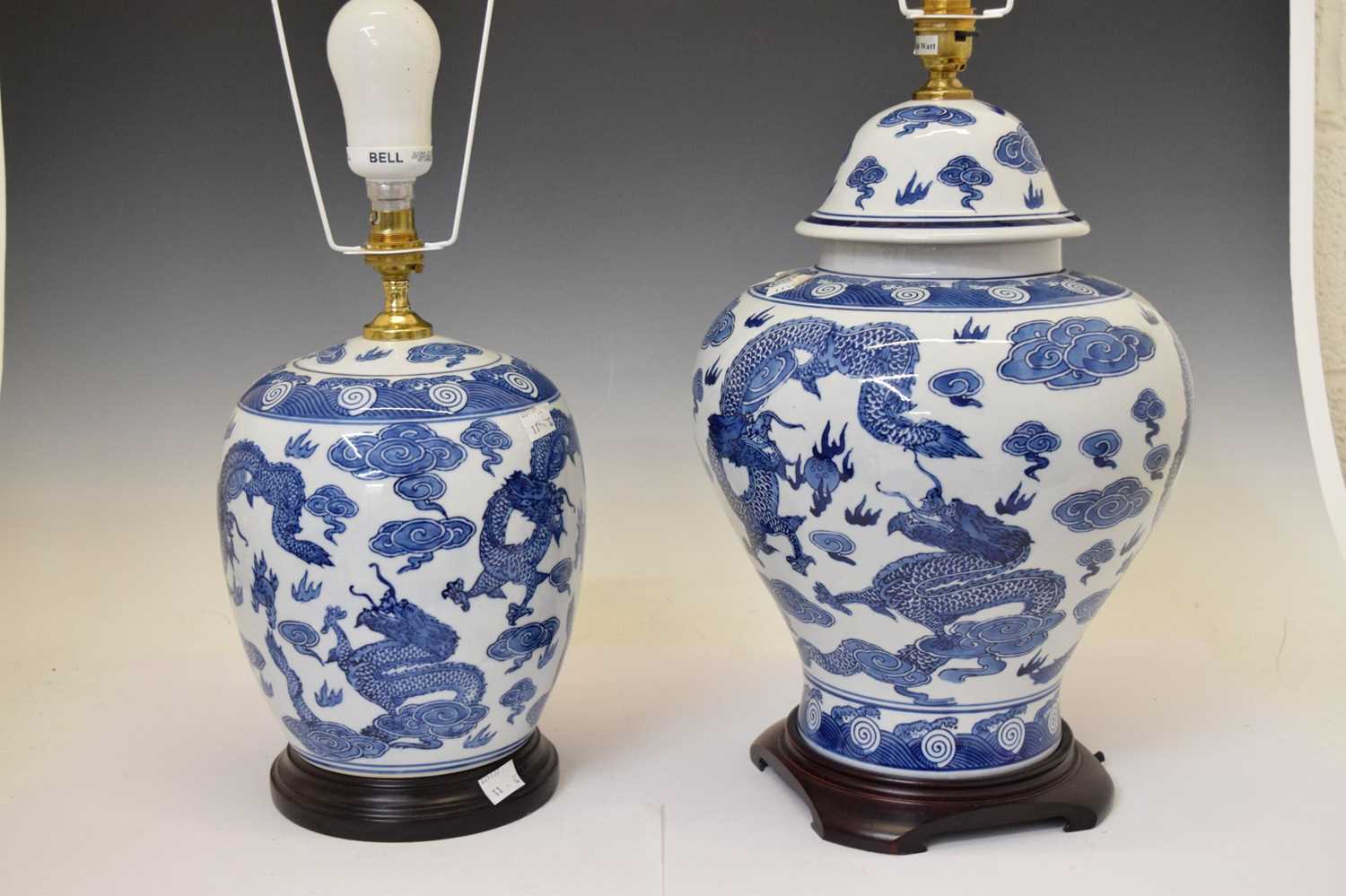 Two blue and white porcelain table lamps - Image 9 of 10