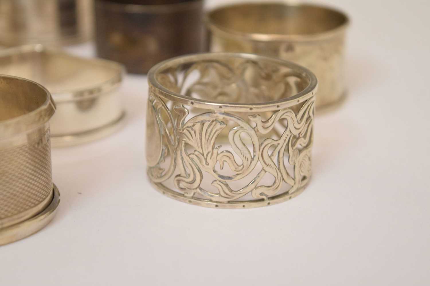 Collection of fourteen late 19th and 20th century silver napkin rings - Bild 5 aus 7