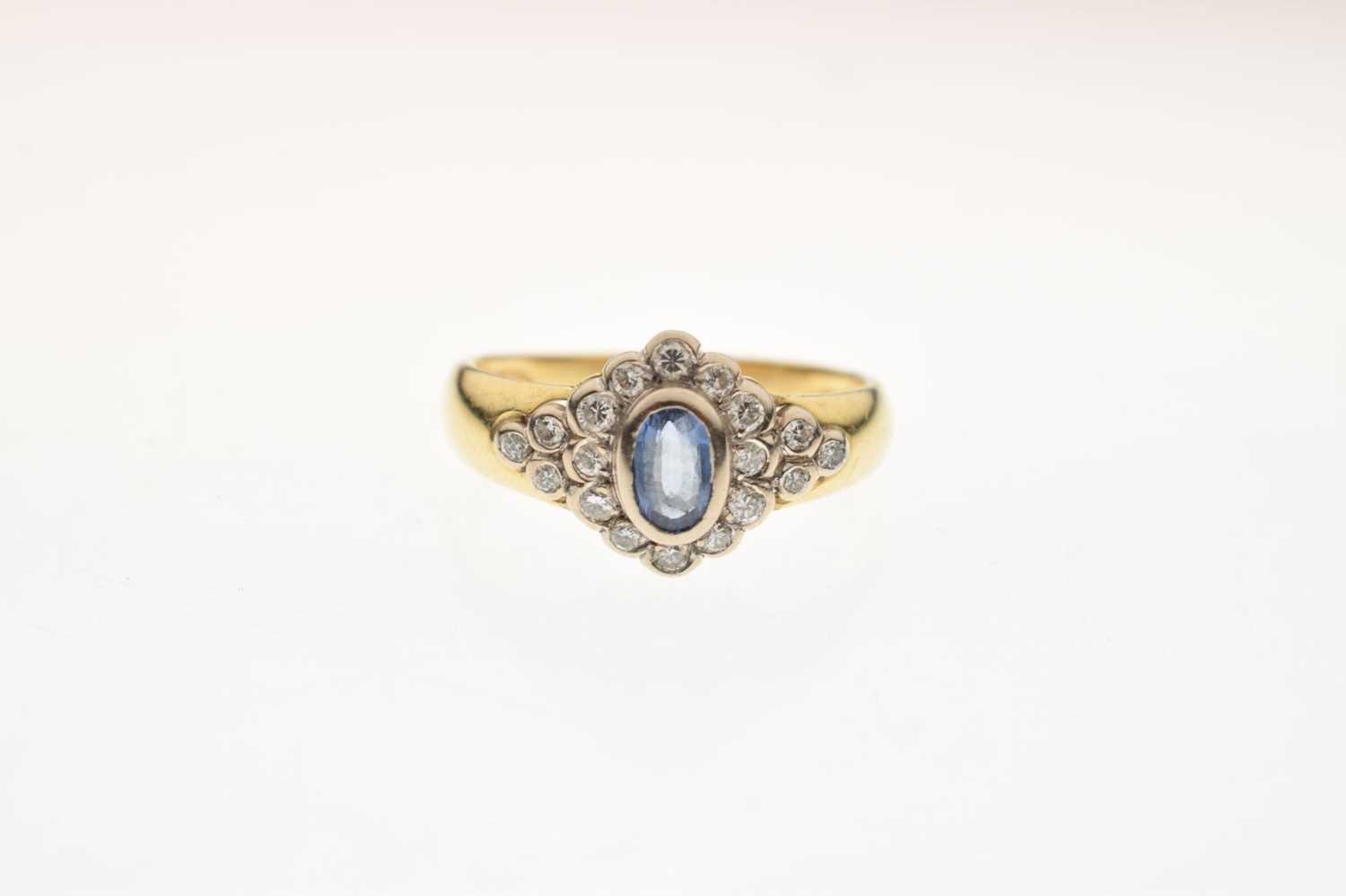 18ct gold sapphire and diamond dress ring - Image 2 of 5