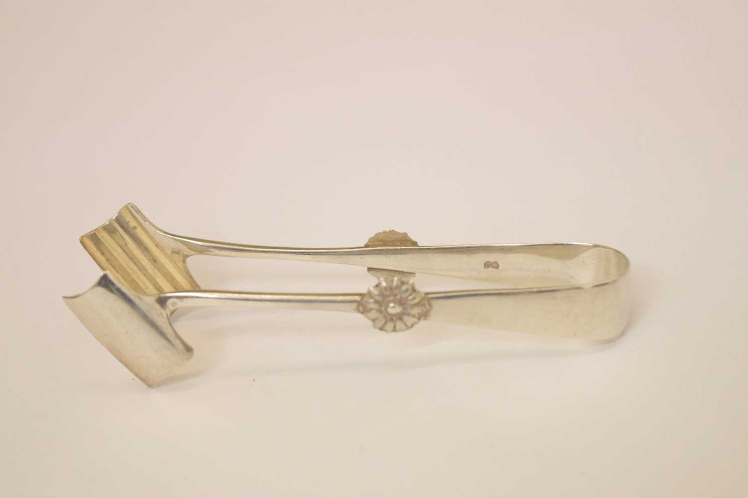 Group of silver to include late Victorian silver sugar sifter, asparagus tongs, etc - Bild 5 aus 11