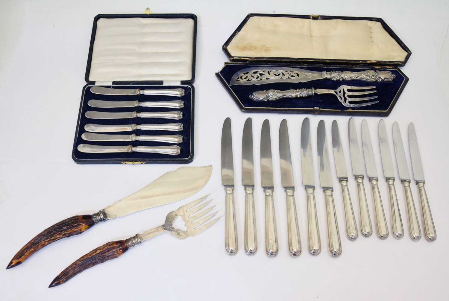 Cased set of six George V silver handled butter knives, cased pair of silver plated fish servers, et