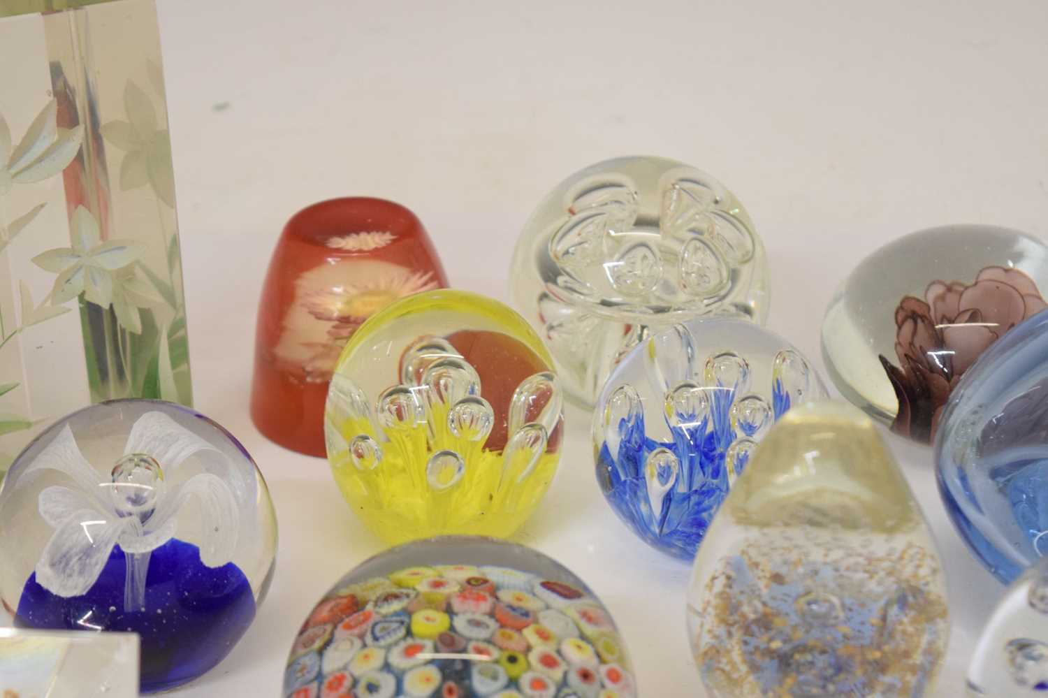 Quantity of 20th century glass paperweights - Image 10 of 15